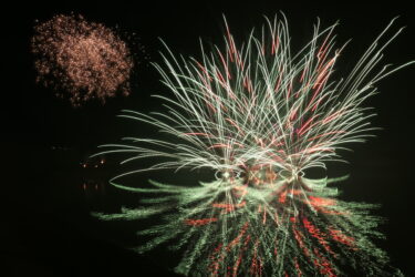 夜空と湖面を染め上げる花火=岡山県津山市で