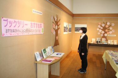 市立図書館、桜の木をかたどったブックツリーを展示／岡山・津山市