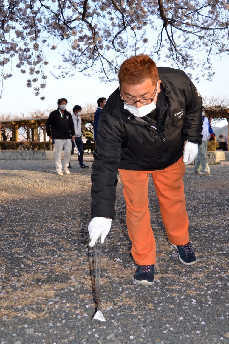 津山さくらまつりが開催されている山下の津山城（鶴山公園）でごみ拾いを行った