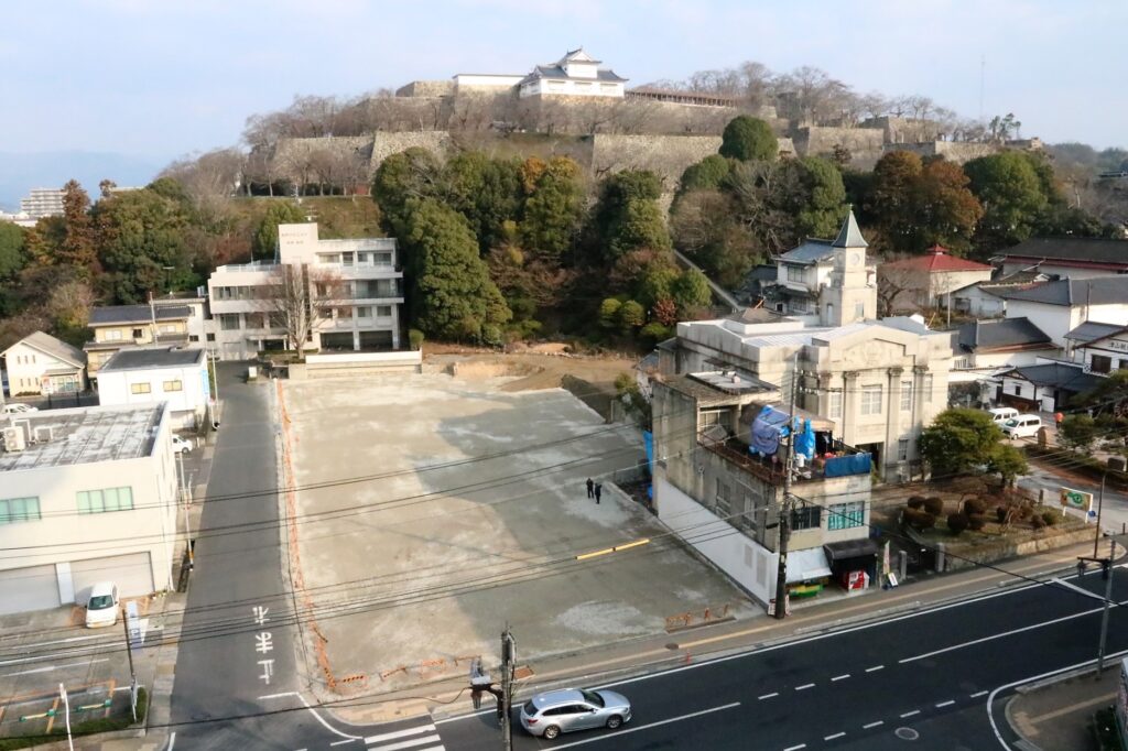 ホテル解体直後、城下から一望できるようになった津山城跡南西側のイベント会場=2020年1月頃