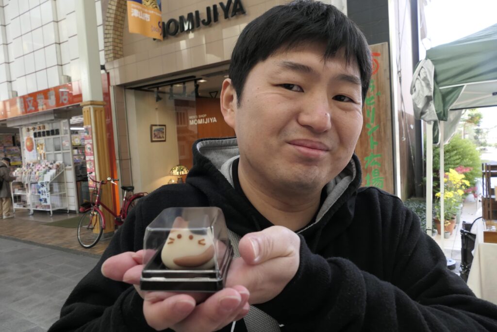 ネコの顔をもした愛らしい和菓子