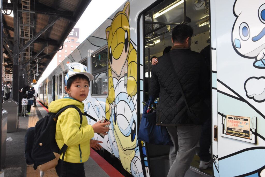 「とっとりサンド列車」に乗り込むポケモンファンの子ども