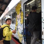 「とっとりサンド列車」に乗り込むポケモンファンの子ども