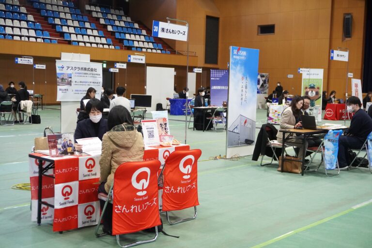 熱心に説明を聞く求職者たち=岡山県津山市で