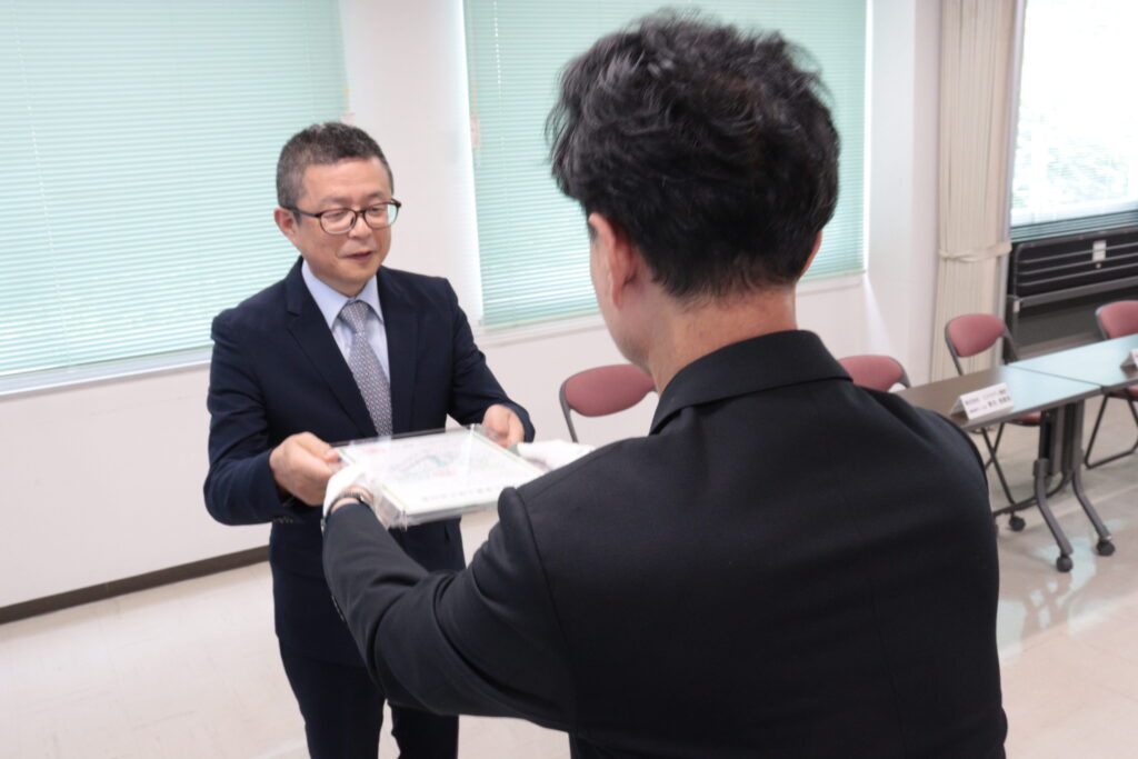 認定書を受け取る田中社長