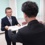 認定書を受け取る田中社長