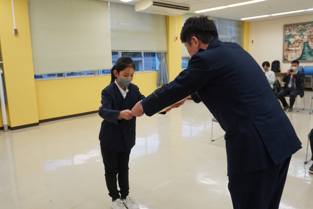 三宅署長から表彰を受ける安東君