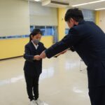 三宅署長から表彰を受ける安東君