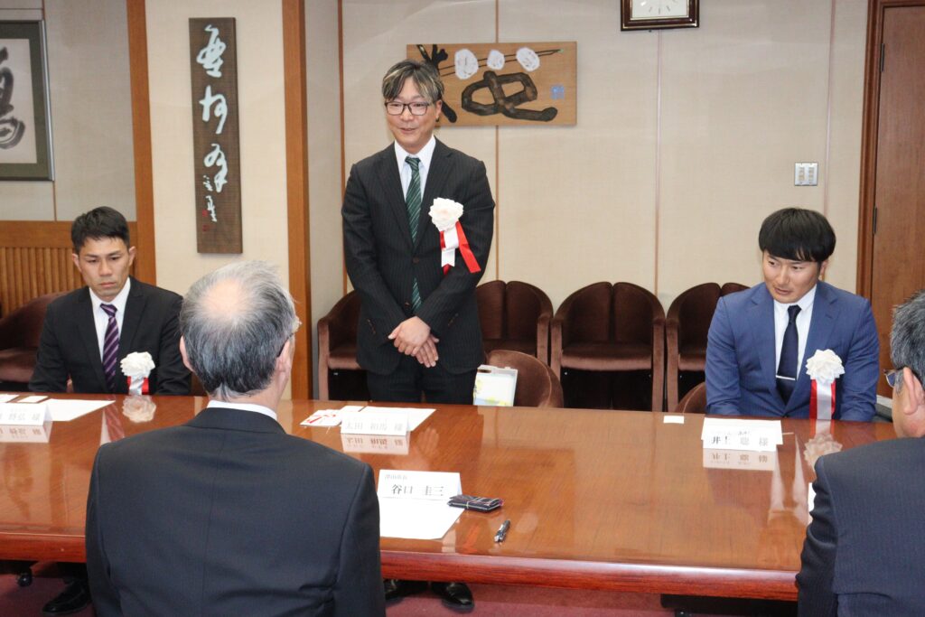 市長に今後の抱負を話す新規就農者