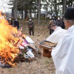 炎の中に古筆を投げ入れる小坂宮司=岡山県津山市で