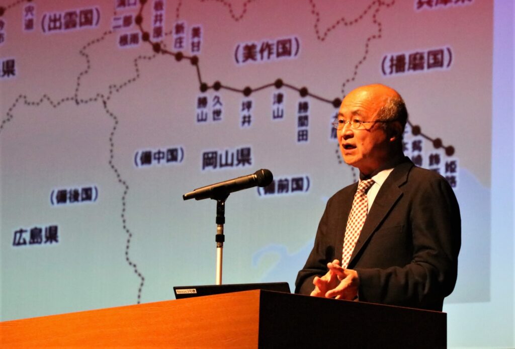 姫新線の歴史について講演する小西特任教授