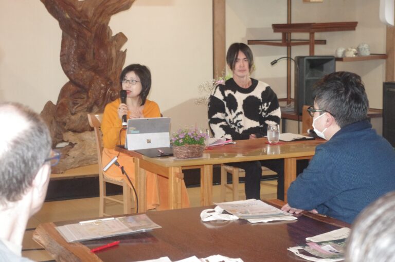 森の芸術祭について語る長谷川さん（左）=岡山県鏡野町で