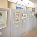 柵原絵画サークルのメンバーの力作=岡山県美咲町で