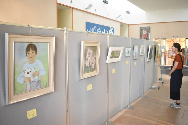 柵原絵画サークルのメンバーの力作=岡山県美咲町で