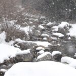 雪景色が広がる上斎原の渓谷＝岡山県鏡野町、国道482号沿いで