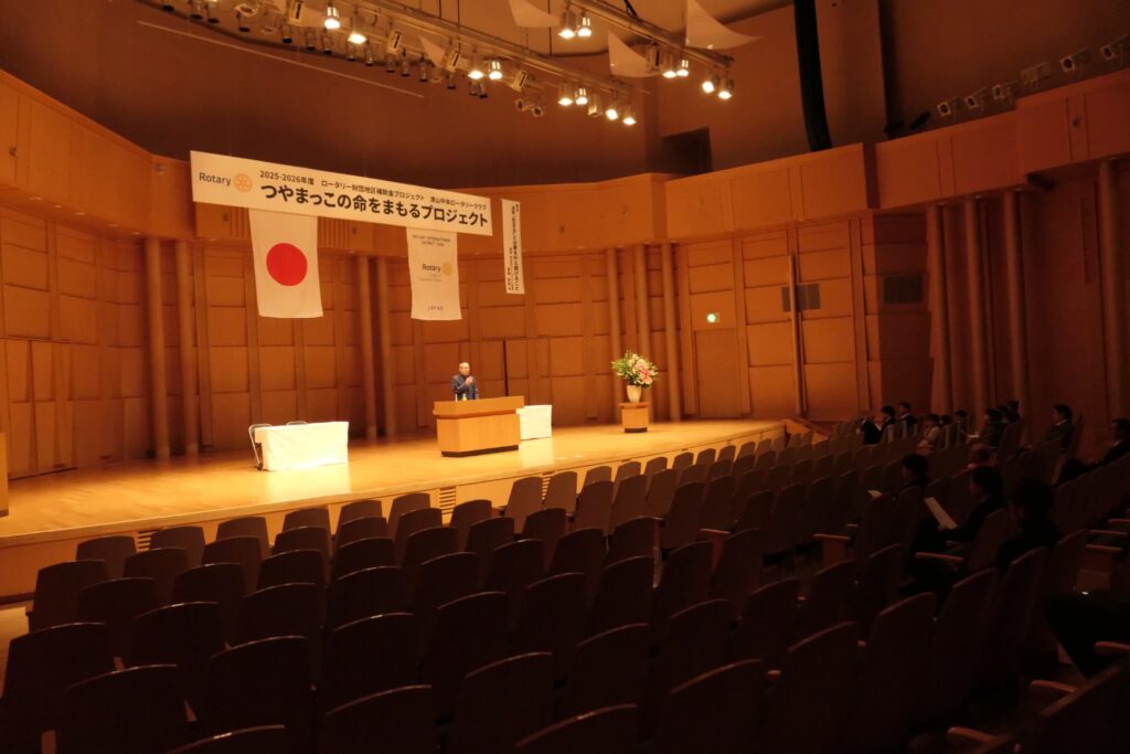 長原さんの話に耳を傾ける来場者