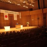 長原さんの話に耳を傾ける来場者