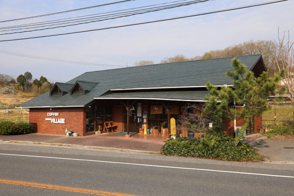 人気の喫茶店「ハウスヴィレッジ」の外観