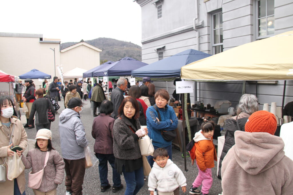 コーヒーとパンを買い求める来場者