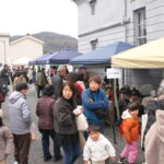 コーヒーとパンを買い求める来場者