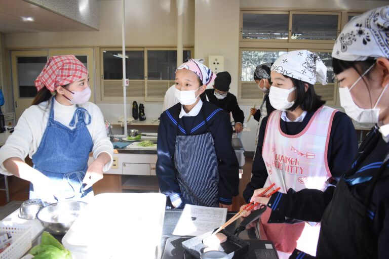 makoさんに教わり、楽しく調理する生徒たち=岡山県美咲町下谷の柵原中学校で