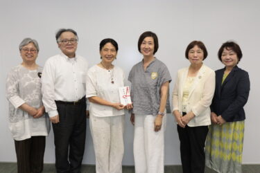 寄付金を受け取った市場さん（中央左）と、贈呈した芦田会長（中央右）ら＝岡山県津山市で