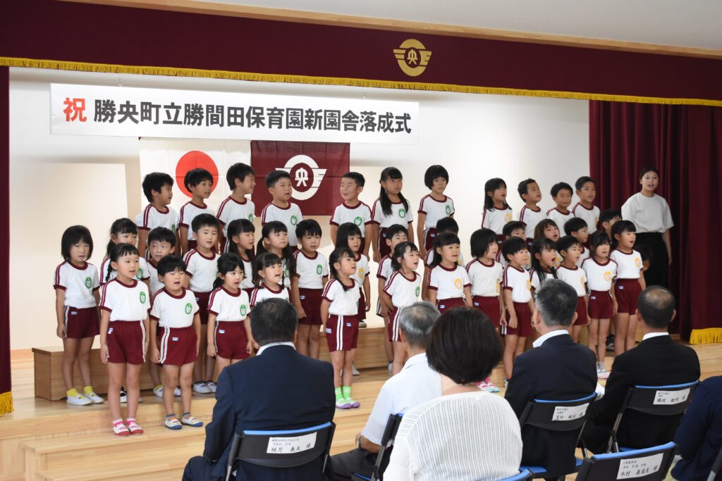 お祝いの歌を元気に歌う年長児