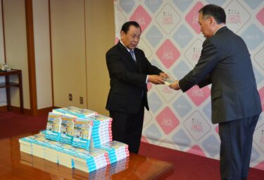 津山交通安全協が市交通安全対策協に自転車の交通ルールを解説した漫画を贈った／岡山・津山市