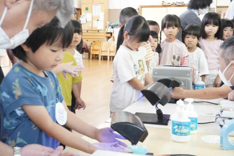 ブラックライトで洗い残しを確認する園児たち=岡山県津山市で