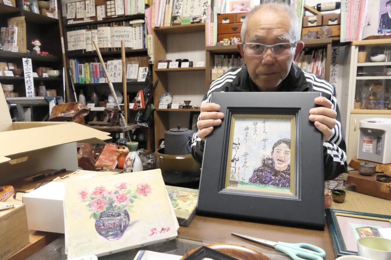 作品を手に初の個展への意気込みを見せる髙橋さん