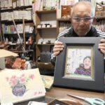 作品を手に初の個展への意気込みを見せる髙橋さん