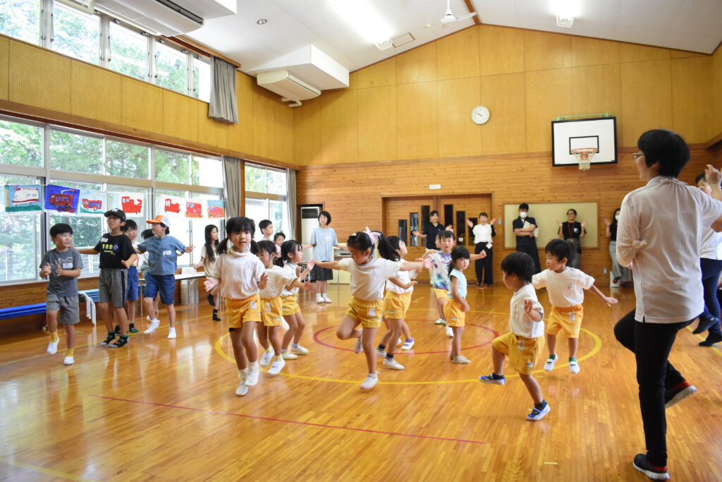 踊りを楽しむ子どもたち