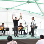 1位の「牛魔王」に輝き、表彰される北海の佐知さん=岡山県津山市で