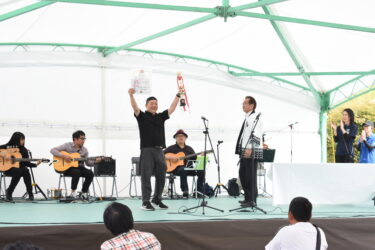 1位の「牛魔王」に輝き、表彰される北海の佐知さん=岡山県津山市で