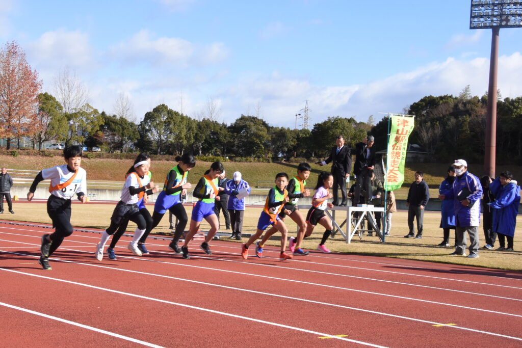 一斉にスタートする小学生の部