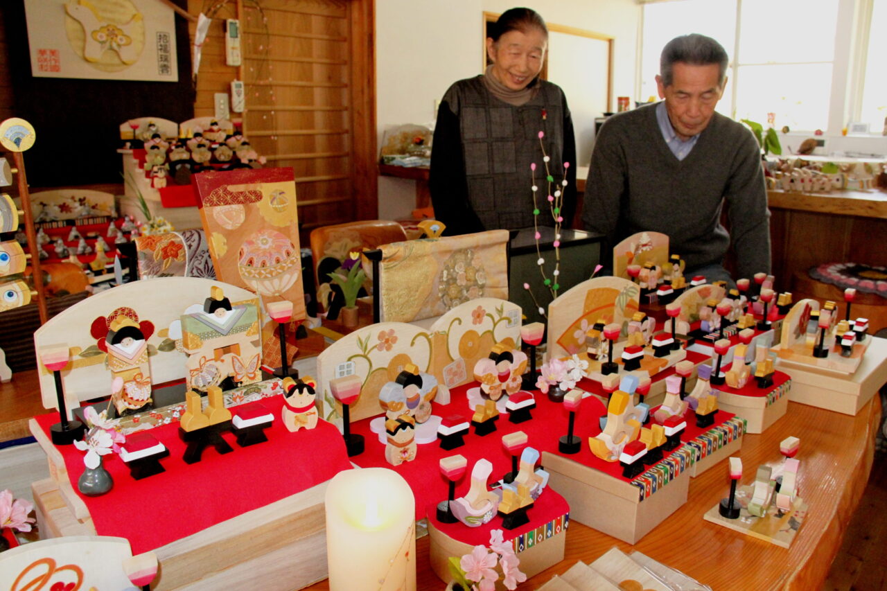 ほっと癒やされる組木のひな人形や節句飾りがずらりと並ぶ会場=岡山県奈義町で