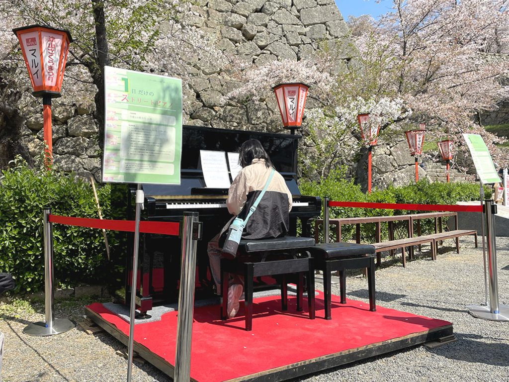 1日限定で設置されたストリートピアノで演奏する少女=2023年4月3日午前10時31分