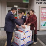 南相馬市へ黒豆煮の発送を依頼する黒豆プロジェクトのメンバーら=岡山県勝央町で