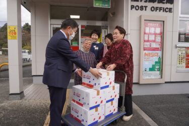 南相馬市へ黒豆煮の発送を依頼する黒豆プロジェクトのメンバーら=岡山県勝央町で