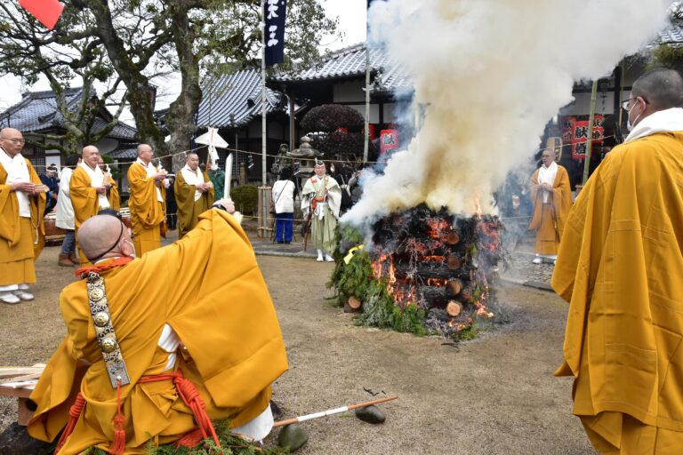 炎を上げて燃える護摩壇に次々と護摩木が投げ入れられた=岡山県津山市で