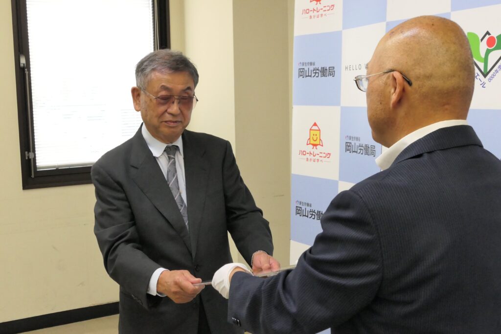認定通知書を受け取る片岡社長