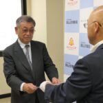 認定通知書を受け取る片岡社長