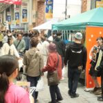 美作地域のグルメを買い求める人々でにぎわう商店街=岡山県津山市で