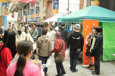 美作地域のグルメを買い求める人々でにぎわう商店街=岡山県津山市で