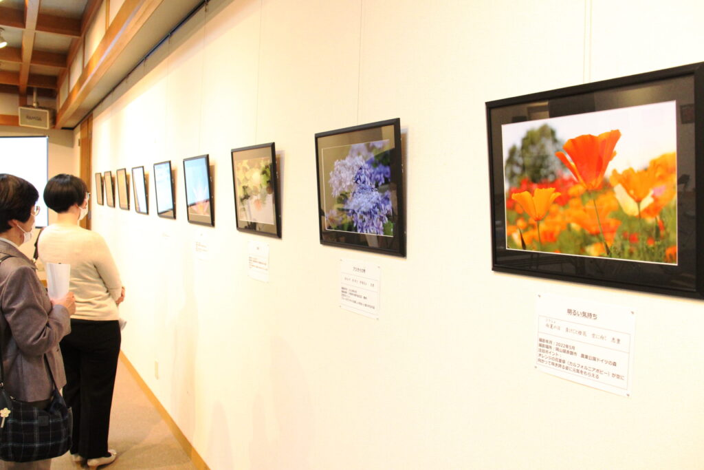 厳選のカットに見入る来場者