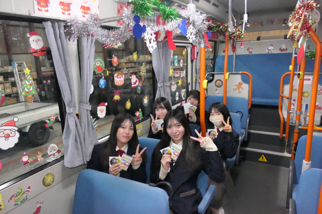 装飾を施した車内