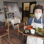 定番のオイコスライスを手にする職員＝岡山県勝央町で