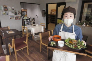 定番のオイコスライスを手にする職員＝岡山県勝央町で