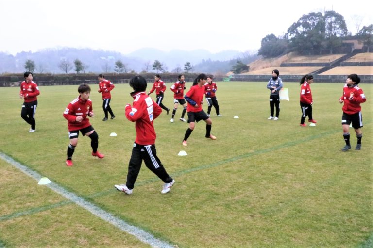 基礎練習に励むろう者サッカー女子日本代表候補メンバー