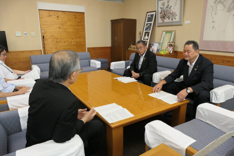 提言内容について太田市長に話す小田議長ら=岡山県真庭市で